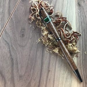 🎁 Handcrafted walnut wood pen